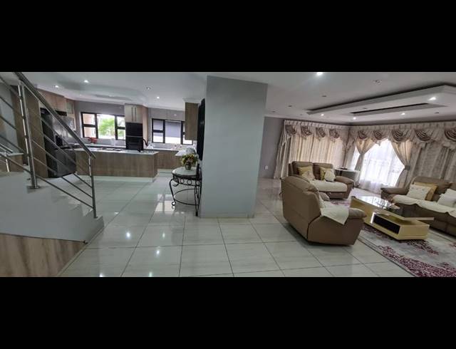 5 BEDROOM HOUSE FOR SALE IN THE ORCHARDS